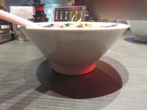 牛骨らー麺@鬼金棒 Lab（神田駅）ビジュアル：サイド