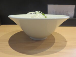 らーめん【白】@自家製麺 もん田（西大島駅）ビジュアル：サイド