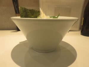 旨辛らぁめん@ナナメ上をゆく（日ノ出町駅）ビジュアル：サイド