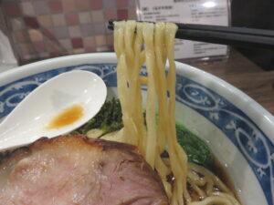 生姜しょう油ラーメン（手揉み麺）@NOODLEパドル（自由が丘駅）麺