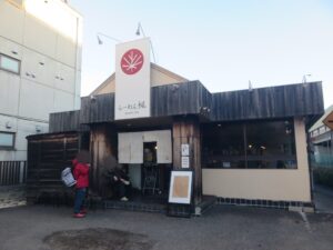 あるクロワンタンらーめん（醤油）@麺とスープの店 歩き出せ、クローバー（京王八王子駅）外観