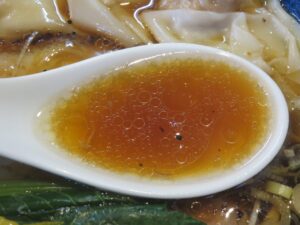 あるクロワンタンらーめん（醤油）@麺とスープの店 歩き出せ、クローバー（京王八王子駅）スープ