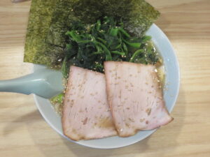 ラーメン 並@家系ラーメン 一楽家（伊勢佐木長者町駅）ビジュアル：トップ