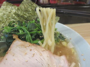 ラーメン 並@家系ラーメン 一楽家（伊勢佐木長者町駅）麺