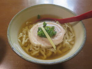 ちぢれ（中）三枚肉そば@にいまそば（沖縄県宮古島市）ビジュアル