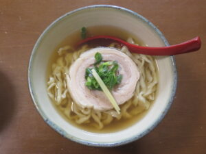 ちぢれ（中）三枚肉そば@にいまそば（沖縄県宮古島市）ビジュアル：トップ