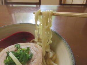 ちぢれ（中）三枚肉そば@にいまそば（沖縄県宮古島市）麺