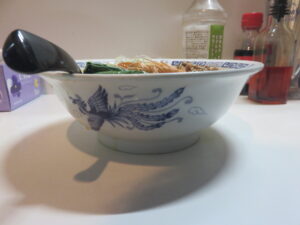 車海老みそラーメン@心喜～しんき～（沖縄県島尻郡）ビジュアル：サイド