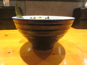 塩らーめん@麺場 飛猿（中央林間駅）ビジュアル：サイド