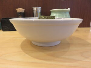 醤油ワンタンめん@自家製麺 らーめん くぼ田 三ツ境店(三ツ境駅)ビジュアル:サイド