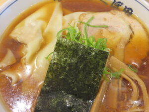 醤油ワンタンめん@自家製麺 らーめん くぼ田 三ツ境店(三ツ境駅)具