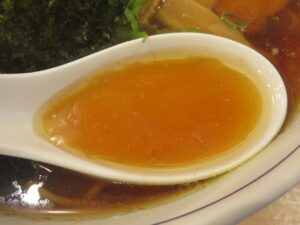 醤油ワンタンめん@自家製麺 らーめん くぼ田 三ツ境店(三ツ境駅)スープ