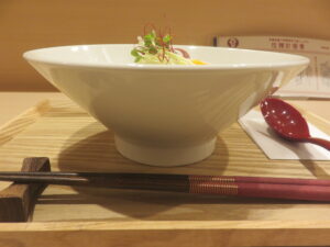 鶏承 軍鶏拉麺@軍鶏拉麺 飛天（人形町駅）ビジュアル：サイド