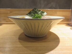 ワンタンラーメン@Ramen 鵠(藤沢駅)ビジュアル:サイド