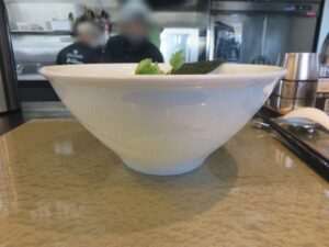 地鶏そば 醤油@麺屋さすけ 本店（掛川市役所前駅）ビジュアル：サイド
