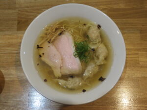 ワンタン塩ラーメン@RAMEN TOMO（明石駅）ビジュアル：トップ