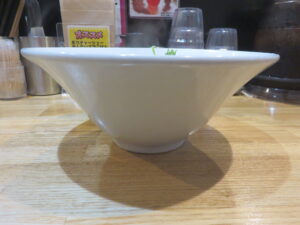 ワンタン塩ラーメン@RAMEN TOMO（明石駅）ビジュアル：サイド