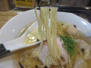 ワンタン塩ラーメン@RAMEN TOMO（明石駅）麺