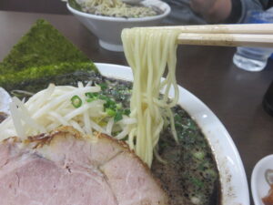 黒らーめん@ぶたまるき(渋沢駅)麺