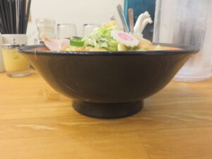 味噌煮干ラーメン@青森煮干 和渦製麺(京急蒲田駅)ビジュアル:サイド