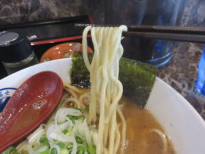 醤油ラーメン(並盛)@麺屋富士(府中駅)麺