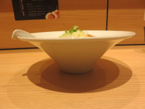 塩ラーメン@麺 銀座おのでら 東銀座店（東銀座駅）ビジュアル：サイド
