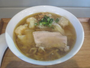 ワンタン付白醤油らーめん（手揉み太麺・MIX）@あはれ（旭ヶ丘駅）ビジュアル