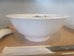 ワンタン付白醤油らーめん（手揉み太麺・MIX）@あはれ（旭ヶ丘駅）ビジュアル：サイド