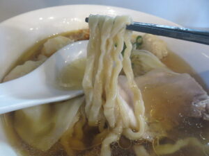 ワンタン付白醤油らーめん（手揉み太麺・MIX）@あはれ（旭ヶ丘駅）麺