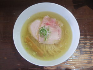 比内地鶏とシャモロックの塩らあめん@らあめん サンド（青山駅）ビジュアル：トップ