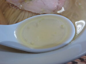 比内地鶏とシャモロックの塩らあめん@らあめん サンド（青山駅）スープ