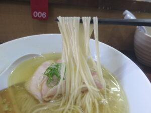 比内地鶏とシャモロックの塩らあめん@らあめん サンド（青山駅）麺