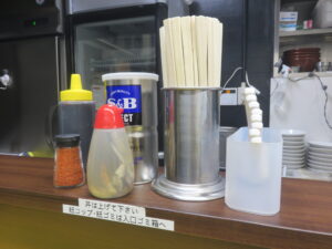 ラーメン 小@豚が1番☆脂が2番(戸田公園駅)卓上調味料