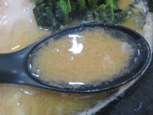 醤油豚骨らーめん@横浜らーめん 源泉 上矢部店（戸塚駅）スープ