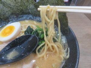 醤油豚骨らーめん@横浜らーめん 源泉 上矢部店（戸塚駅）麺
