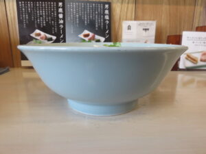 男鹿塩ラーメン@男鹿塩ラーメン おがや（男鹿駅）ビジュアル：サイド