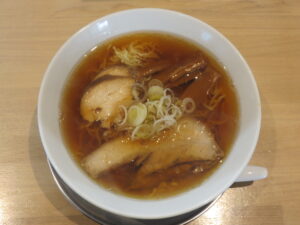 あっさり煮干し中華（ちぢれ麺）@中華そば まるつる（五所川原駅）ビジュアル：トップ