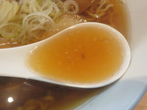 あっさり煮干し中華（ちぢれ麺）@中華そば まるつる（五所川原駅）スープ