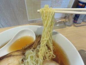 あっさり煮干し中華（ちぢれ麺）@中華そば まるつる（五所川原駅）麺