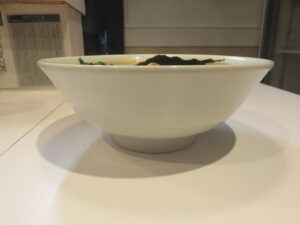 ラーメン@わいず一門 池袋ラーメン 梟（池袋駅）ビジュアル：サイド
