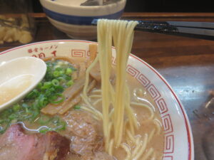 豚骨ラーメン@豚骨ラーメン 開王（京王八王子駅）麺