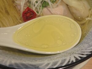 雲吞塩拉麺@RAMEN 紫苑(高田馬場駅)スープ