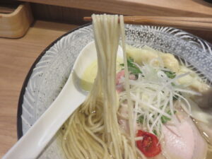 雲吞塩拉麺@RAMEN 紫苑(高田馬場駅)麺