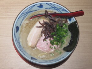 豚骨 太麺（並盛）@自家製麺 いけだ（京成幕張駅）ビジュアル：トップ