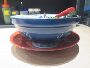 豚骨 太麺（並盛）@自家製麺 いけだ（京成幕張駅）ビジュアル：サイド