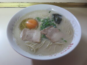 生玉子入りラーメン@まるぞのラーメン（鳥栖駅）ビジュアル
