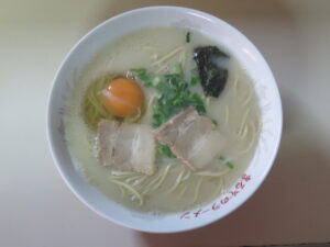 生玉子入りラーメン@まるぞのラーメン（鳥栖駅）ビジュアル：トップ