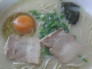 生玉子入りラーメン@まるぞのラーメン（鳥栖駅）具