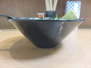 煮干鰹ラーメン@麺信(入間市駅)ビジュアル:サイド