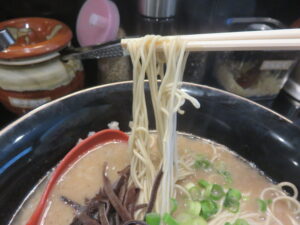 豚骨らーめん@博多らーめん はづき(埼玉県入間市)麺
